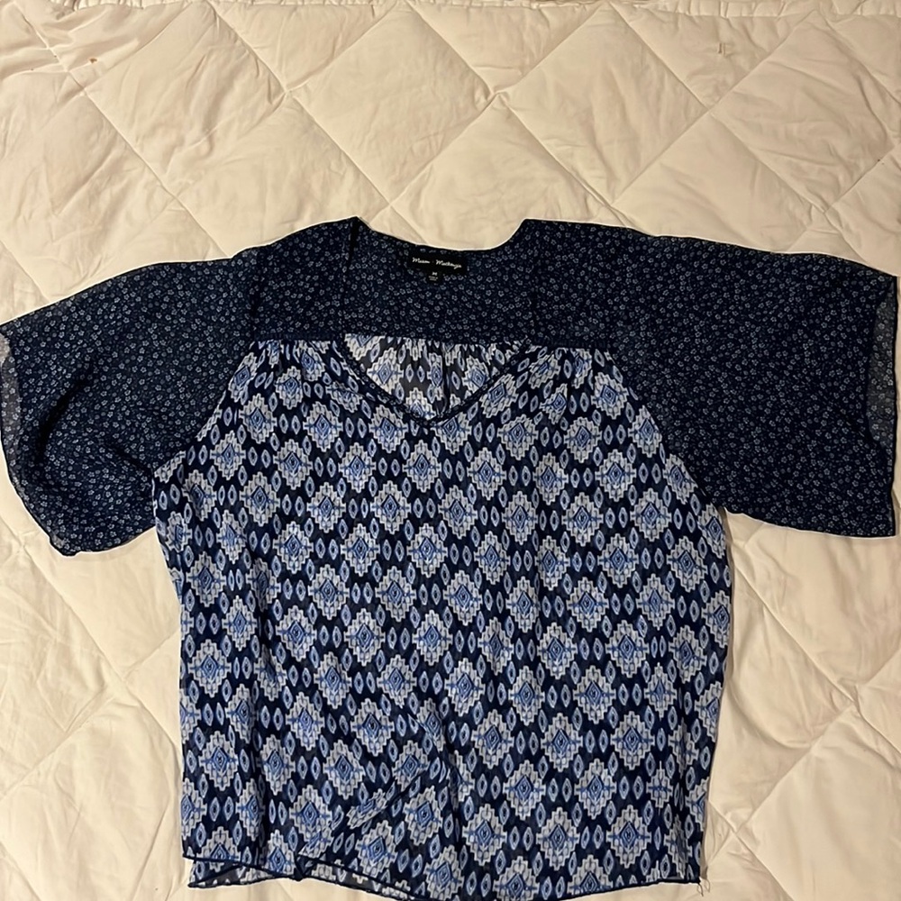 Mason & mackenzie. Size Medium blue floral blouse